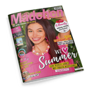 Titelbild der Zeitschrift „Mädchen“ mit einer lächelnden jungen weiblich gelesenen Person in pinkem Oberteil und rosa Schmuck vor grünem Hintergrund. Aufschriften: „Wir feiern 50 Jahre“, „K-Beauty Mega-Hype aus Korea“, „Dein Ferienflirt – Tipps + Mini-Test“, „We ♥ Summer“, „Sure Beauty-Looks mit coolen Accessoires + Gewinnspiel“, „Trendy Schmuck-Set“ und „Foto-Fun mit der BFF“. Integrierte Abbildungen zeigen Schmuck und zwei Poster.