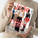 Person in beigem Strickpullover hält ein Magazin mit dem Titel „jolie.de“ und der Überschrift „THE BIG SUMMER ISSUE“. Auf dem Cover stehen fünf Frauen in hellem Studiohintergrund, tragen Sommerkleidung in Beige-, Weiß-, Schwarz- und Blautönen. Weitere sichtbare Texte: „Festival Guide – Wo wir feiern, was wir tragen“, „Beauty-Hot-List“, „Endlich Zeit zum Lesen“, Unterzeile: „Statement-Kleider + Beachwear, Sonnenbrillen + Travel-Looks“.
