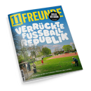 Magazincover „11FREUNDE“ mit gelbem Logo auf blauem Hintergrund, weißer Schrift „Verrückte Fußballrepublik“ und schwarzem Kreisaufdruck „Spieler der Saison – Die Wahl“. Darunter ein Foto eines Fußballplatzes in Parkumgebung mit mehreren spielenden Personen in Sportkleidung, Zuschauenden am Spielfeldrand und Bäumen im Hintergrund; unten der Text „Eine Reise zu den kuriosesten Plätzen des Landes“.