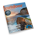 Titelbild des Magazins „outdoor – Wandern. Reisen. Abenteuer.“ mit einer Klippenlandschaft bei Sonnenuntergang, unten eine Person in oranger Jacke auf einer Felskante über dem Meer. Textaufschriften: „Die schönsten Küstentouren“, „Peaks of the Balkans“, „Zelte im Sturm“, „Wildes Trentino“, „Biber, Schilf & Seedelass“. Unten rechts ein blaues Zelt, farblich dominieren Blau-, Orange- und Erdtöne.