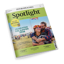 Magazin „Spotlight“ der Reihe „ZEIT SPRACHEN“ mit hellgrünem Titelbereich und schwarzer Aufschrift. Darunter farbiges Titelbild eines männlichen und einer weiblichen Person, die sich im Freien umarmen, im Hintergrund wehende britische Flagge und Menschenmenge. Text auf dem Cover: „CELEBRATING THE SUMMER 2026“, „The 15 best events in the English-speaking world“, „BOTSWANA“, „UNDERSTANDING THE USA“, „A DAY IN INVERNESS“, „THE MADNESS OF CRICKET“.