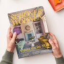 Titelblatt des Wohnmagazins „Schöner Wohnen“ mit großem gelbem Schriftzug, Unterzeile „Europas größtes Wohnmagazin“ und Ausgabe Juli 2024. Abgebildet ist ein Wohnzimmer mit grünem und gelbem Sofa, rundem Couchtisch, Kamin mit Spiegel und Wandregalen. Lila Kreis mit Text „Ideen für Stadtgarten – Idyllische Oasen schaffen“. Weitere sichtbare Texte: „Ganz mein Stil“, „Küchen-Liebe“, „Neues Design“ und „Haus & Bauen“.