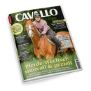 Titelblatt der Zeitschrift „CAVALLO“ mit einer weiblich wirkenden Person in rosa Oberteil, schwarzem Helm und Reithose, die ein braunes Pferd in Bewegung reitet; grüner Hintergrund mit Bäumen. Texte auf dem Cover: „Pferde-Wechsel: sinnvoll & gezielt“, „Body-Shaming“, „Hunde-Spezial“, „Fütterung für Spezial-Fälle“ und „Die nächste Klimke-Generation“.