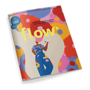 Magazincover der Ausgabe „flow“ mit gelber Schrift auf farbenfrohem Hintergrund in Rot-, Blau-, Rosa- und Gelbtönen; im unteren Bereich eine illustrativ dargestellte weibliche Person in blauer Latzhose und rosa Oberteil, die eine Blume hält. Oben steht: „Das Magazin für persönliche Entwicklung, Kreativität & mehr Ruhe“. Untertitel: „Je mehr du dein Leben feierst, desto mehr gibt es zu feiern.“