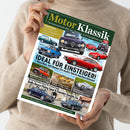 Eine hell gekleidete, weiblich gelesene Person hält die Zeitschrift „Motor Klassik“ mit grünem Titelkopf und dem Untertitel „Die faszinierende Welt der Oldtimer und Youngtimer“. Auf dem Cover sind mehrere klassische Autos verschiedener Marken und Farben vor weiß-blauem Hintergrund zu sehen. Zentrale Überschrift: „Ideal für Einsteiger! 7 Klassiker, mit denen Sie nichts falsch machen können“, dazu kleinere Titel und Fahrzeugabbildungen unten.