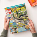 Zwei Hände halten das Magazin „Lisa Wohnen & Dekorieren“ (Ausgabe August 2024) über einer hellen Tischoberfläche. Das Cover zeigt eine Sommert errasse mit Gartenmöbeln, Pflanzen und Kissen, dazu Textzeilen in Gelb und Blau wie „Meine Wohlfühl-Oase“, „Maritimes Flair zum Nachstylen“ und Themen zu Deko, Küche und Kinderzimmer. In der unteren Ecke ein rundes Foto mit einem bunten Salatgericht.