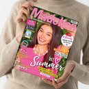 Frau in beigefarbenem Strickpullover hält das Magazin „Mädchen“ mit pinkem Titeltext. Auf dem Cover eine junge Frau mit langen braunen Haaren und pinkem Oberteil, im Hintergrund grüne Natur. Sichtbare Schlagzeilen: „We ♥ Summer“, „KBeauty – Mega-Hype aus Korea“, „Dein Ferienflirt – Tipps + Mini-Test“, „Trendy Schmuck-Set“, „Foto-Fun mit der BFF“ und Hinweis auf „2 Poster“ und „50 Jahre“.