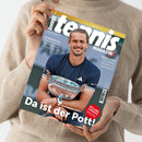 Person in beigem Pullover hält das „tennis MAGAZIN“ mit Titelkopf in Weiß. Auf dem Cover ein männlicher Tennisspieler in dunkelblauem Shirt mit weißem Logo, der einen silbernen Pokal mit blauer Verzierung vor graublauem Hintergrund hält. Text auf dem Titel: „Da ist der Pott!“, „Alexander Zverev“, „ROLAND GARROS SPEZIAL“, „BUNDESLIGA“, „SCHUTTEST“ und Webadresse „www.tennismagazin.de“.