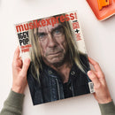 Titelblatt der Musikzeitschrift „musikexpress“ in roter Schrift. Großformatiges Porträt einer älteren, langhaarigen männlichen Person mit ernster Miene, dunkler Lederjacke und neutralem Hintergrund. Text auf dem Cover: „IGGY POP – FÜR IMMER PUNK!“, „39 JAHRE SPICE GIRLS“, sowie weitere kleinere Schlagzeilen in Schwarz und Rot. Gehalten von zwei Händen über hellem Untergrund mit orangener Ablage am Rand.