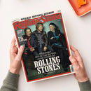 Titelbild der Zeitschrift „Rolling Stone Germany“, Ausgabe Juli 2024. Auf dem Cover sitzen drei männliche Personen nebeneinander vor graugrünem Hintergrund, mittig trägt eine Person eine braune Lederjacke. Textaufschrift in Weiß: „Mick Jagger über die Lage der Welt und die Zukunft der Rolling Stones – Das Interview“. Weitere Texte oben: „Olivia Dean“, „Deep Purple“, „Beth Orton“ sowie links „Taylor Swift“, „Mary in the Junkyard“ und „Laura Veirs“.