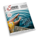 Titelblatt des Magazins „Servus – einfach gut leben“, Ausgabe Juli 2024. Im Vordergrund sind zwei nackte Beine einer weiblich gelesenen Person in gelbem Kleid zu sehen, die auf einem Holzsteg sitzt und die Füße ins blaue Wasser taucht. Textaufschriften: „WARUM WASSER WUNDER WIRKT – Gesunde Rituale und quellfrische Erkenntnisse“ sowie „SO SCHMECKT DIE KINDHEIT – Eine Liebeserklärung an den Heidelbeerstrudel“.