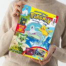 Person in beiger Strickkleidung hält ein Magazin mit farbigem Titelblatt, Aufschrift „Pokémon – Das offizielle Magazin“ und Slogan „Schnapp sie dir alle!“. Abgebildet sind die Pokémon Pikachu, Sprigatito, Gardevoir und ein blau-grauer Delfincharakter vor Strand- und Meereskulisse. In der linken oberen Ecke steht „GEWINNE 1 VON 16 3D-PUZZLES!“, unten Logos von „Panini“ und „www.pokemon.de“ sowie der Hinweis „COOLE POSTER“.