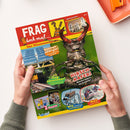 Magazin „Frag doch mal… Das Wissensmagazin“ mit rotem Titelbalken, gelbem Logo mit Maus-Symbol und mehreren Themenbildern: zentral ein großer Hirschkäfer auf grünem Hintergrund, daneben Fotos von Solaranlage mit Schrift „Sonnenenergie!“, Zug auf Gleisen mit „Zugabenteuer!“, Erdmännchen, Tiger, Achterbahn und Rafting-Boot. Unten Hinweis „2 Poster“ und Verlagslogo „Blue Ocean“. Gehalten von zwei Händen über hellem Tisch.