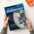 Titelseite der Zeitschrift „Bild der Wissenschaft“, Ausgabe 07/2026. Zentral eine Satellitenaufnahme der Erdkugel mit großflächigen Eismassen, darüber der Titel „Eiszeiten – Kosmische Einflüsse, Klimachaos und Schicksalsmacht für die Menschheit“. Weitere Texte: „Insekten-Navigation“, „Traumforschung“, „DFB-Experten im Interview“. Gehalten von zwei Händen über hellem Tisch mit orangefarbener Schale im Hintergrund.
