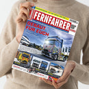 Person in beigem Pullover hält das Magazin „Fernfahrer – Das Truck-Magazin für Berufskraftfahrer“ in beiden Händen, Titel in Rot-Weiß, Hauptüberschrift „Gebaut für euch – getragen von eurem Vertrauen“. Auf dem Cover ein silberner, bunt lackierter Lkw vor Werksgebäuden und Himmel mit Wolken, unten kleinere Abbildungen weiterer Lkw-Modelle mit Beschriftungen „Auf Achse“, „Actros“, „Oldtimer“ und „Giga Liner“.