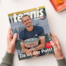 Titelblatt des „tennis MAGAZIN“ in den Händen einer Person, zeigt einen lächelnden männlichen Tennisspieler in dunkelblauem Shirt mit silberner Trophäe. Textaufschrift: „Da ist der Pott!“, „Alexander Zverev“, „SCHUHTEST – Die besten Modelle für Sandplätze“, „BUNDESLIGA – Warum sie für Spitzenspieler attraktiv ist“, „ROLAND GARROS SPEZIAL“ und oberhalb „SEIT 50 JAHREN DIE NR. 1“.