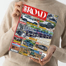 Hellhäutige Person in beigem Strickpullover hält das Magazin „OFF ROAD – Das 4x4-Magazin für die Freiheit auf Rädern“ (Ausgabe 03/26) vor neutralem Hintergrund. Auf dem Cover mehrere Fotos von Geländefahrzeugen, darunter Toyota Land Cruiser, Honda CR-V, Mazda CX-5 und Offroad-Rennen, dazu Schriftzüge wie „MEHR ALS NUR EINE BASIS“, „DER VIELLEICHT BESTE J7 ALLER ZEITEN“, „ADDITIVE“, „BOLIVIEN“ und „ULTRA4: King of Germany“.