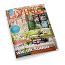 Titelbild der Wohnzeitschrift „Living at Home“ mit roter Schrift auf einer Fotografie eines mediterranen Außenbereichs: grüne Gartenmöbel mit Kissen, Holztisch mit Dekoration, Pflanzen und Steinmauer mit grünem Fensterladen im Hintergrund. Sichtbare Textelemente: „Wohnen wie im Süden“, „Urlaubsküche“, „Sommerliche Ideen“, „Citytrip München“, sowie Untertitel zu Einrichtung, DIY und Reisethemen.
