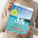 Person in beigem Strickpullover hält eine Ausgabe des Magazins „ECOS“ mit dem Schriftzug „ZEIT SPRACHEN“ und dem Untertitel „SPANISCH“. Das Cover zeigt türkisblaues Meer mit schwimmender Person, Felsküste im Hintergrund und Texten „35 Tipps für den perfekten Sommer in Spanien“, „EL ABANICO – Die Geheimnisse des Fächers“, „GASTRONOMÍA – Die Küche der Kanarischen Inseln“ sowie gelbem Kreis mit Aufschrift „GEWINNSPIEL – Superstar Juanes in Berlin“.