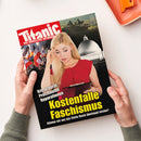 Titelbild der Satirezeitschrift „Titanic – Das endgültige Satiremagazin“ mit rotem Schriftzug auf weißem Hintergrund. Im Vordergrund eine blonde, weiblich gelesene Person in rotem Oberteil mit Klemmbrett, den Kopf nachdenklich gestützt. Dahinter Fotos von Militärpanzern, nationalen Fahnen und einer weißen Kuppel. Text auf dem Cover: „Kriegsgerät Protzbauten Reparationen – Kostenfalle Faschismus. Können wir uns das Vierte Reich überhaupt leisten?“.