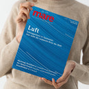 Hellhäutige, langärmlig beige gekleidete Person hält das Magazin „mare – Die Zeitschrift der Meere“, Ausgabe Nr. 176, mit blauem, wellenlinienartigem Titelblatt. Sichtbare Texte: „Luft – Schnupperkurs in Tasmanien. Hier weht die sauberste Brise der Welt“, „Meerenge Dschibuti“, „Die Splash‑Formel“ und „Strandfußball – Rio in Rostock“.