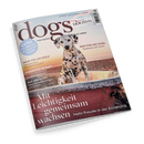 Titelblatt der Zeitschrift „dogs“, Ausgabe 4/2024 Juli | August. Im Mittelpunkt ein Dalmatiner auf einer Mauer vor Sonnenuntergang. Texte auf dem Cover: „Mit Leichtigkeit gemeinsam wachsen – Mehr Freude in der Erziehung“, „Hilfe für die Seele“, „Warum tut er das?“, „Gut gemacht!“ und „Reif für die Insel – Sardinien mit Hund“. Oben rechts Barcode, rundes blaues Feld mit „EXTRA – Die Welt aus der Sicht des Hundes“.
