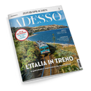 Titelblatt des Magazins „ADESSO“ mit Landschaftsfoto einer blauen Eisenbahn, die auf Gleisen entlang einer Küste mit grünem Bewuchs und blauem Meer fährt; Überschriften: „L’Italia in treno – 8 spektakuläre Zugstrecken für Ihren Urlaub“, „Fit in Italienisch! Wortschatz für die Zugfahrt“, „Musica – il ritmo dell’estate italiana, ieri e oggi“ und „L’intervista – Stefano Polato, l’arte di cucinare per gli astronauti“.