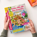 Titelblatt der Kochzeitschrift „Kochen & genießen“ mit der Überschrift „Turbo-Hits für den Sommer“. Abgebildet ist ein Teller mit aufgeschnittenem Grillfleisch und bunter Gemüsesalatgarnitur, dahinter eine kleine Schale mit Sauce und blau blühende Hortensien. Sichtbare Textfelder: „Schnell & köstlich“, „Airfryer-Rezepte“, „So handlich! Mitbringkuchen“, „Jetzt genießen“, sowie weitere Rezeptankündigungen am unteren Rand.