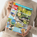 Person in beigefarbenem Pullover hält die Zeitschrift „Lisa Wohnen & Dekorieren“ in den Händen; Titelblatt zeigt eine möblierte Gartenterrasse mit Sitzkissen und Pflanzen, dazu Textüberschriften wie „Meine Wohlfühl-Oase“, „Maritimes Flair zum Nachstylen“ und „Sommer-Trends: Streifen in fröhlichen Farben“, links kleinere Fotoausschnitte mit Dekoideen und einer Frau in heller Kleidung.