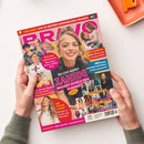 Titelblatt der Jugendzeitschrift „BRAVO“ Ausgabe 07, gehalten von zwei Händen über weißem Tisch. In der Mitte eine junge Frau mit blondem, hochgestecktem Haar, goldenen Ohrringen und dunklem Oberteil. Überschriften u. a.: „ZAHIDE ballert durch den Sommer“, „Krasse Gerüchte – Was über Stars erzählt wird“, „Rette eure Freundschaft“, „No Fucks Given“, „Off Campus“, „Schöne Gefühle – Selbst gemacht!“, „2 Super-Poster“. Farbiges Layout in Pink, Gelb, Blau und Orange.