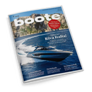Titelbild der Zeitschrift „boote“, Ausgabe 7/2026, zeigt ein blau-graues Motorboot auf offenem Meer vor einer steilen Felsenküste unter blauem Himmel. Sichtbare Textüberschriften: „Großer Test Riva Italia!“, „Tipps für den Motor-Check“, „Gebrauchtboote“, „Niederlande“ und „Seemannschaft“. Titelfoto diagonal aufgenommen, glänzendes Magazincover mit deutlicher Wasserbewegung um das Boot.