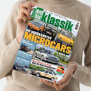 Person in beigefarbenem Strickpullover hält die Zeitschrift „Auto Bild Klassik“, Ausgabe Juli 2024, in beiden Händen. Auf dem Cover sind mehrere Oldtimer zu sehen, darunter kleine Fahrzeuge mit gelben, orangen und schwarzen Karosserien sowie ein silberner Opel Manta 400. Haupttitel: „DIE UNBEKANNTEN MICROCARS“. Weitere sichtbare Texte: „OPEL MANTA 400“, „Feine Gesellschaft“, „Wer krabbelt besser?“ und „W123 CHALLENGE“.