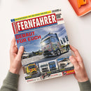 Titelblatt des Magazins „Fernfahrer – Das Truck-Magazin für Berufskraftfahrer“, gehalten von zwei Händen über hellem Hintergrund. Hauptmotiv ist ein bunt lackierter Lkw vor blauem Himmel, flankiert von kleineren Abbildungen weiterer Lastwagen. Sichtbare Texte: „GEBAUT FÜR EUCH“, „GETRAGEN VON EUREM VERTRAUEN“, „PAUSENTRÄUME: DAF MIT KÜCHE UND BAD“ sowie Rubriken zu Actros, Oldtimer und Neuheiten im Shop.