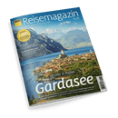 Cover des ADAC Reisemagazins: Stadt am Gardasee vor Bergkulisse, Schlagzeile Gardasee.