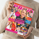 Person in beigem Strickpullover hält eine Ausgabe des Magazins „BRAVO“ mit pink-gelbem Titelkopf. Auf dem Cover mittig ein Porträt einer jungen Frau mit heller Haut, blondem Haar und rosa Oberteil, umgeben von kleineren Bildern anderer Personen. Sichtbare Textelemente: „Sei live dabei! Zahide ballert durch den Sommer“, „Krasse Gerüchte“, „No Fucks Given“, „Rette eure Freundschaft“, „Off Campus“, „Einsamkeit: was (sofort) dagegen hilft“.