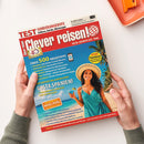 Titelblatt der Reisezeitschrift „Clever reisen!“ mit rotem Kopfbereich und weißer Schrift. Darunter eine lächelnde weibliche Person im türkisfarbenen Sommerkleid und Strohhut an einem Strand mit türkisblauem Meer und Palmen. Texte auf dem Cover: „Über 500 Reisetipps“, „Costa Spanien!“, „Insel Poel gewinnen“, „Extra FineHotel“ und „Test Sonderangebote – Airlines, Hotels, Mietwagen“.