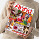 Weibliche Person im beigen Strickpullover hält ein schräg fotografiertes Magazin mit dem Titel „Anna“, Datum „Oktober 2026“ und dem Text „Ideen zum Selbermachen • Kreativ und aktuell“. Das Cover zeigt zwei gestrickte Puppen, eine Frau mit Handschuhen sowie Hinweise auf „Handschuhe und Stulpen“, „Maschenzauber“, „Herbstglück für dich & mich“ und einen Lehrgang zu Handschuhen, Häkeln, Stricken und Nähen.