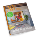 Cover der Zeitschrift AW Architektur & Wohnen. Es zeigt ein helles Wohnzimmer mit farbigen Möbeln und einem großen Gemälde, das nach draußen führt. Hauptschlagzeile: Wohnen wie im Urlaub.