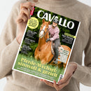 Titelbild der Zeitschrift „CAVALLO“, gehalten von einer Person in beigefarbenem Pullover. Vorderseite zeigt eine weibliche Reiterin in rosa Pullover und schwarzem Helm auf einem braunen Pferd im Galopp vor grünem Hintergrund. Sichtbare Schlagzeilen u. a.: „Pferde-Wechsel: sinnvoll & gezielt“, „Für feine Zügel-Hilfen: Varianten der Handposition“, „Dossier Body-Shaming“ und „Die nächste Klima-Generation“.