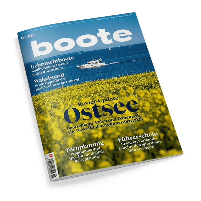 Magazincover Boote, eine weiße Motoryacht auf blauem Meer vor einem Feld aus gelben Blumen, Schlagzeile Revier-Update Ostsee.
