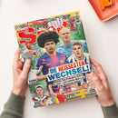 Schräg auf einer weißen Fläche gehaltenes BRAVO-Sportmagazin mit zwei Händen; auf dem farbigen Cover sind mehrere männliche Fußballspieler, Spielszenen und ein Basketballspieler abgebildet. Lesbare Texte: „BRAVO“, „DIE HEISSESTEN WECHSEL!“, „STICKERBELLE + 2. BUNDESLIGA“, „RICHMOND IS BACK!“ und „SEHNSUCHT NACH DEM TRIPLE“. Im Hintergrund liegt ein orangefarbenes Heft.