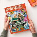 Titelblatt der Zeitschrift „Dein Spiegel“ mit orangefarbenem Rand und dem Untertitel „Durch Wissen wachsen“. Im Zentrum zwei lächelnde weibliche Personen vor blauem Himmel, umgeben von bunten, kindlich illustrierten Motiven wie Sonne, Blumen, Wolken, Tieren, Häusern und Regenbogen. Text auf dem Cover: „Klimaschutz – Wir müssen weiterkämpfen! Cornelia Funke und Luisa Neubauer im Kinder-Interview.“