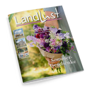 Titelbild der Zeitschrift „Landlust“, Ausgabe Juli/August, mit grün-gelbem Hintergrund und einer Person, die einen Strauß aus violetten, rosafarbenen und weißen Sommerblumen in braunem Papier hält. Aufschrift: „Sommer-Geschenke“, dazu Textzeilen zu Themen wie Kräuteranbau, Kuchen ohne Backen und Erntezeit; links vier kleine Fotos von Tieren, einem Haus, Landschaft und einem Schild mit der Aufschrift „LEVI 1“.