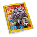Titelblatt des Magazins „National Geographic Kids“ mit gelbem Rand und rotem Hintergrund, zentral eine große Eule mit geöffnetem Schnabel auf einem Baumstamm. Text: „EULEN: Mit großen Augen durch die Nacht!“. Linke Seite mit kleineren Bildern und Texten zu „Orcas“, „Pharaonen“ und „Dinosaurier“, unten rechts Hinweis „2 starke Poster!“. Perspektive leicht schräg von oben.