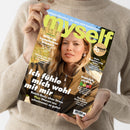 Titelbild der Zeitschrift „myself“ März 2023, gehalten von einer Person in beigefarbenem Strickpullover vor neutralem Hintergrund. Auf dem Cover ist eine Frau mit hellblondem Haar und olivgrüner Jacke zu sehen, dahinter unscharfer Naturhintergrund. Sichtbare Texte: „Ich fühle mich wohl mit mir“, „Willst du irgendwann Kinder?“, „Fröhlich, stylish, bunt“, „Neues von der Schilddrüse“ und ein rundes Logo mit „20 Jahre myself“.