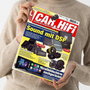 Weibliche Person im beigefarbenen Strickpullover hält ein schräg fotografiertes, glänzendes Magazin mit dem Titel „CAR&HIFI“. Das Cover zeigt schwarze Lautsprecher, Verstärker und Bildschirme auf rotem, gelbem und dunkelblauem Hintergrund sowie die Texte „sound mit DSP“, „Mini Endstufen“, „Bass extrem“, „Edle Lautsprecher“ und „Großbildschirm nachgerüstet“.