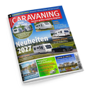 Schräg liegendes, glänzendes Camping-Magazin „CARAVANING“ mit blau-rotem Cover und den Titeln „Neuheiten 2021“, „Schutzbriefe für Camper“, „Adria Alpina“, „Tabbert Vivaldi“ und „Fendt Apero“. Abgebildet sind mehrere weiße Wohnwagen, ein schwarzes Cabriolet mit Anhänger, Landschaften, ein See, ein Schloss sowie Campinggeschirr.