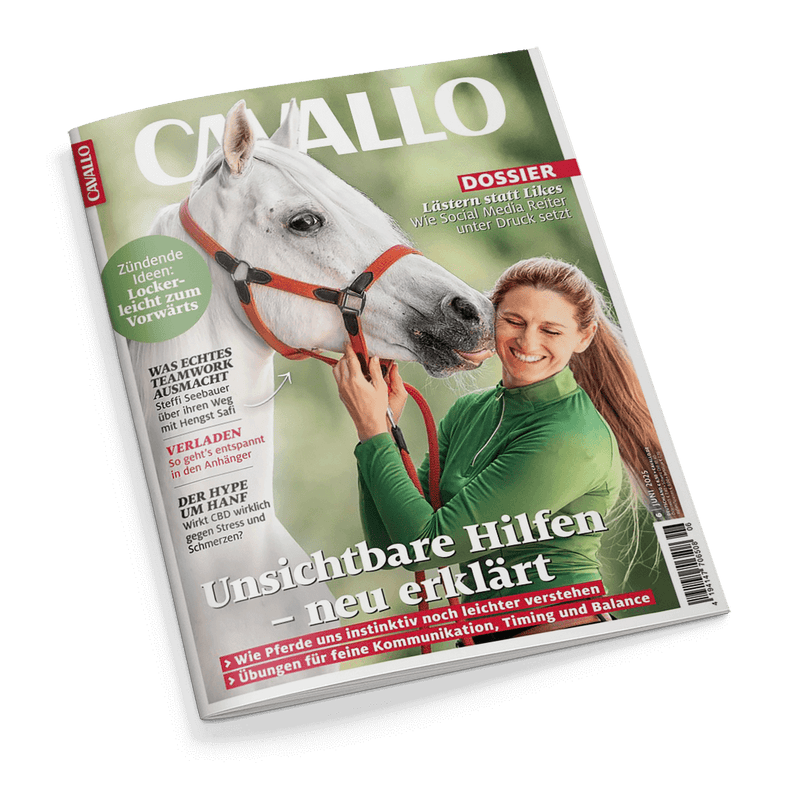 Cavallo Magazin-Cover: Eine lächelnde Frau in grünem Oberteil hält liebevoll den Kopf eines weißen Pferdes mit orangefarbenem Halfter. Schlagzeile: Unsichtbare Hilfen – neu erklärt.