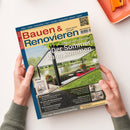 Titelbild der Zeitschrift „Bauen & Renovieren“ mit blau-gelbem Randlayout, roter Überschrift und großem Foto einer Terrassenszene mit Markise, Seeblick, Gartenmöbeln und Blumentöpfen. Haupttitel: „Der Sommer kann kommen“, Unterzeile: „Sonnenschutz vom Feinsten“. Weitere Themenhinweise: Innenräume, Luft-Wärmepumpen, erneuerbare Energien, feuchtes Mauerwerk, Balkonterasse, Badausstattung & Baddesign. Zwei Hände halten das Heft über hellem Tisch.