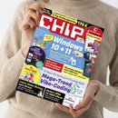 Person in beigem Pullover hält das Computermagazin „CHIP“ hoch, Titelblatt mit rotem Logo oben und Haupttiteln: „Windows 10 → 11“, „Mega-Trend Vibe-Coding“, „CHIP CODING PAKET“ sowie Themen zu Linux, VPNs, Googlebooks und Top-Kaufprogrammen; viele farbige Textfelder in Gelb, Blau, Lila und Weiß mit technischen Schlagworten und Symbolen wie Tastatur, Schlüssel und Schaltkreisgrafik.